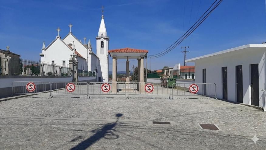 Condicionamento de Transito no Adro da Igreja
