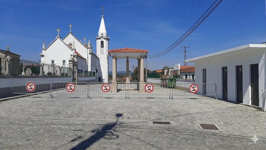 Condicionamento de Transito no Adro da Igreja