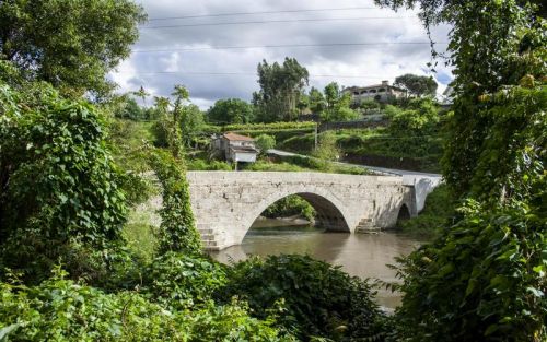 Vila de Rebord&otilde;es